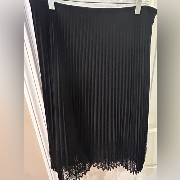 Apostrophe black pleated skirt w lace detail along hem size 10 - Picture 1 of 7